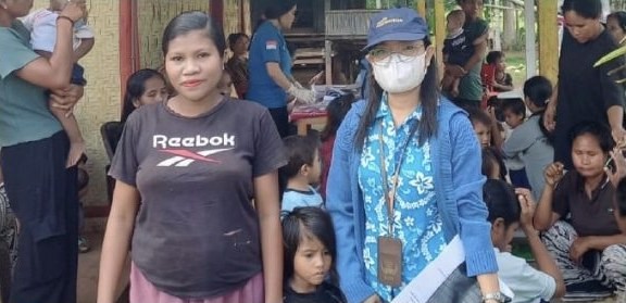 Ibu, balita, dan petugas kesehatan saat hari Posyandu